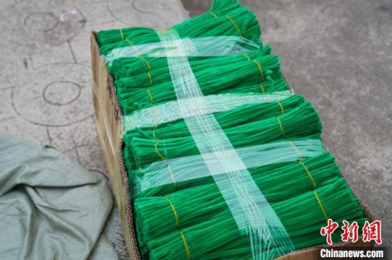 越南邊民購買大量圣誕節(jié)裝飾品回國。王以照 攝