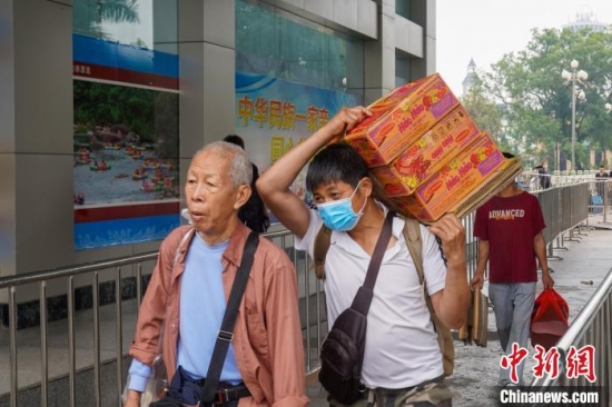 一名男子背著三箱越南商品入境中國。王以照 攝